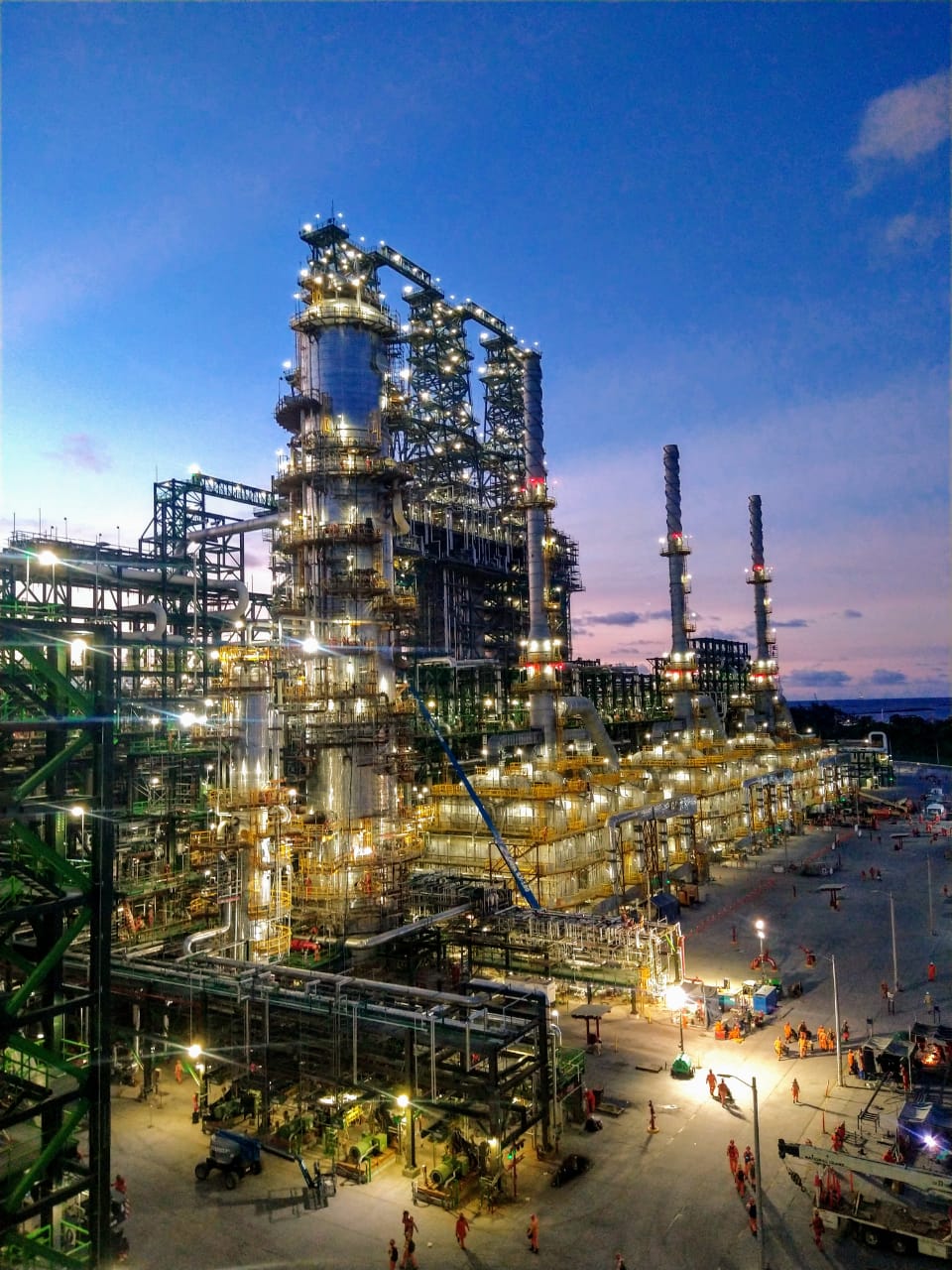 Instalación oil & gas al atardecer